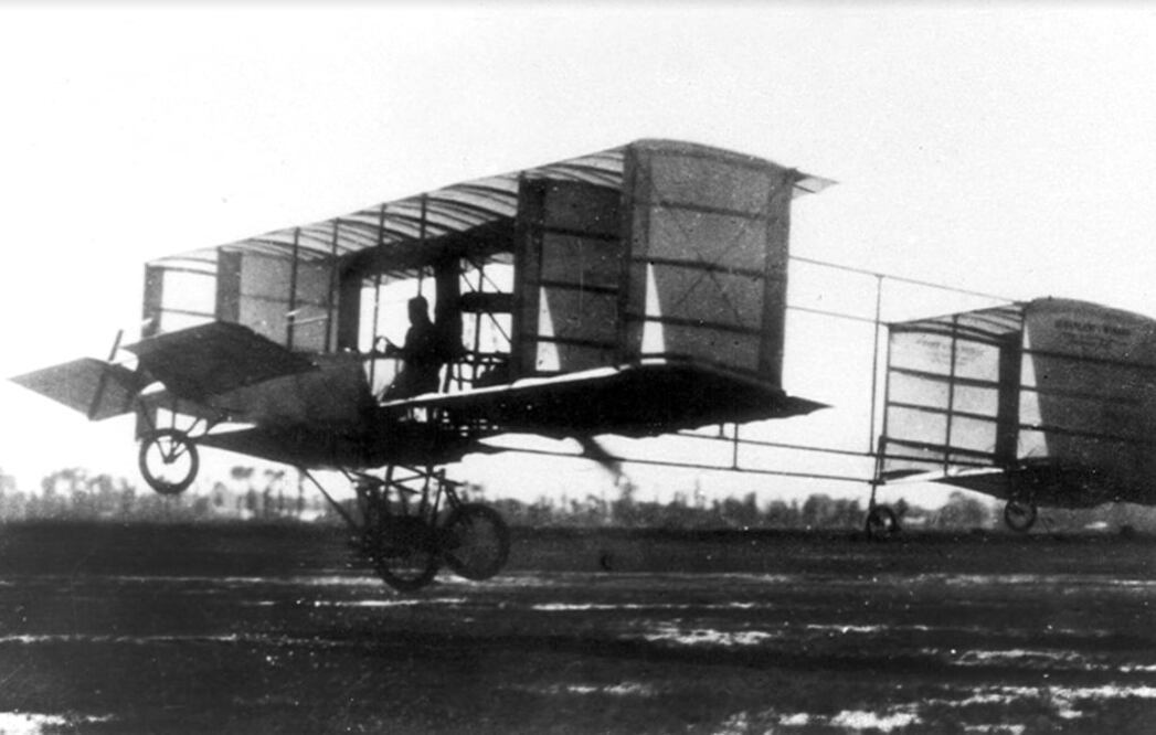 Una toma del momento en que el piloto mexicano Alberto Braniff Ricard logra levantar el histórico vuelo a bordo del avión biplaza Voisin, de fabricación francesa, en los llanos de Balbuena, el día 8 de enero de 1910. Imagen cortesía: SEDENA