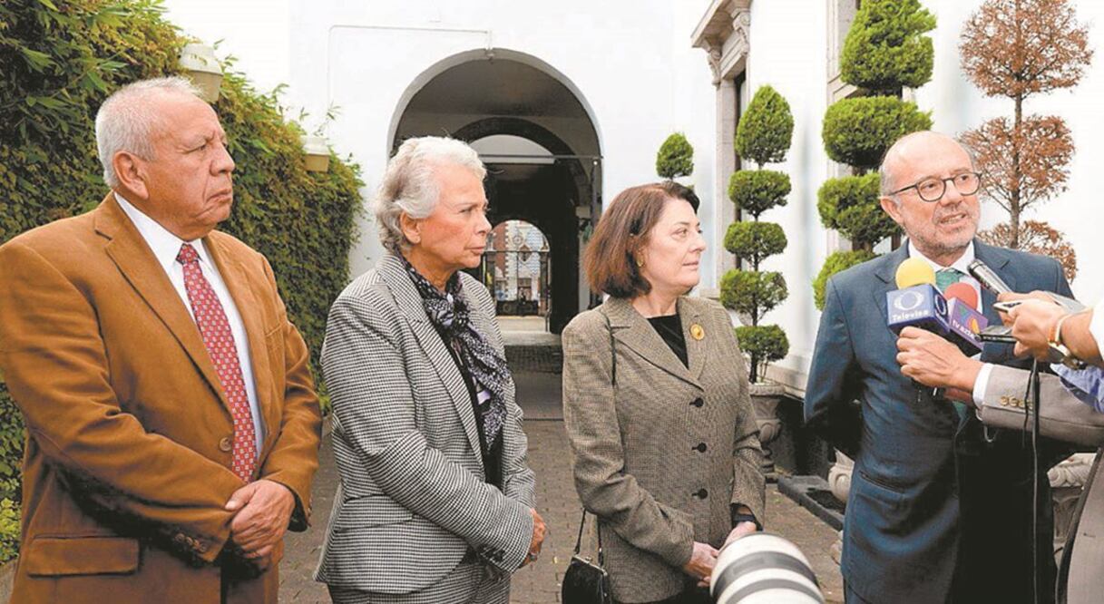 Los representantes españoles y la secretaria de Gobernación, Olga Sánchez Cordero, en su reunión de ayer. SEGOB