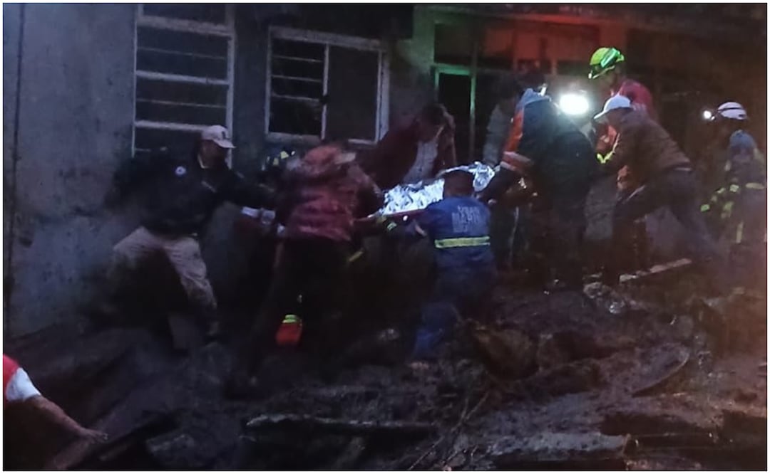 Personas bajo los escombros en Jilotzingo. Foto: Especial