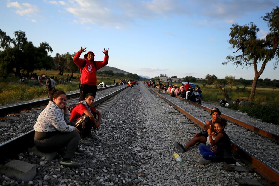 Cae la tarde en “El Basurero”, los elementos del INM se han retirado de la zona, y comienzan a salir de sus escondites los migrantes FOTO Diego Prado