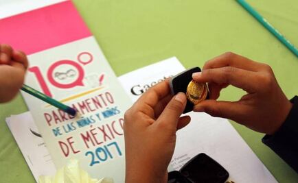 Regalan pines con chapa de oro a diputados infantiles