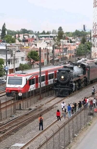 en un épico paralelismo entre el pasado y la actualidad, pasó junto a las vías del Tren Suburbano, dejando una postal histórica al emparejarse ambas maquinarias en sus trayectos. Foto: Redes sociales