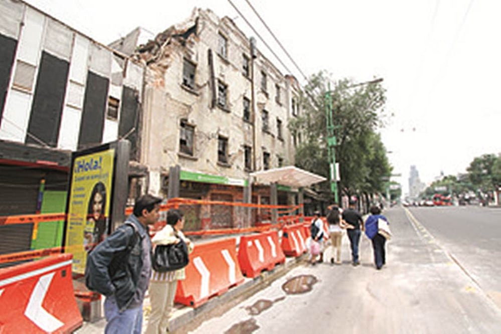 Una barda de un edificio viejo se colapsó la noche del jueves sobre varias personas en Eje Central a la altura del el Centro Foto: Carlos Mejía/EL UNIVERSAL