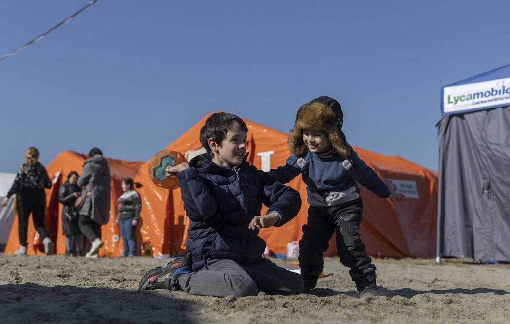 Dos niños juegan en el campamento de refugiados en el paso fronterizo con Ucrania Foto: EFE/Rodrigo Jiménez
