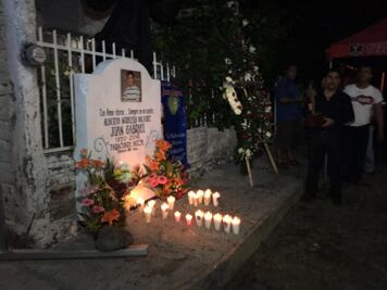 Llevan veladoras a la casa de Juan Gabriel en Parácuaro