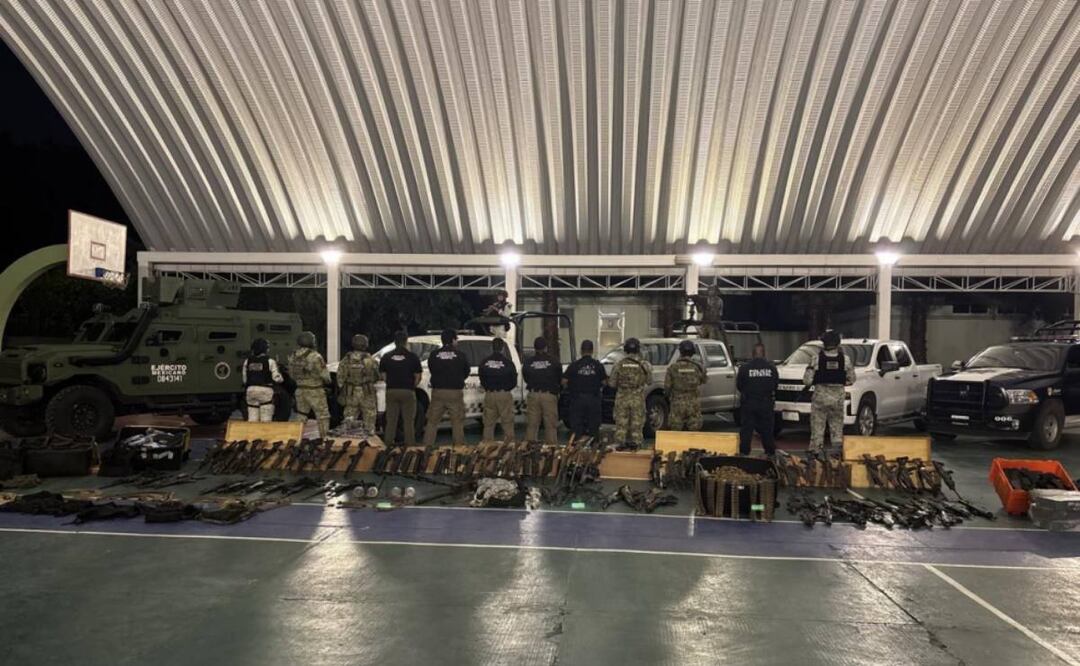 Marina asegura armas, equipo táctico y sustancias ilícitas del CJNG (14/10/2025). Foto: Especial