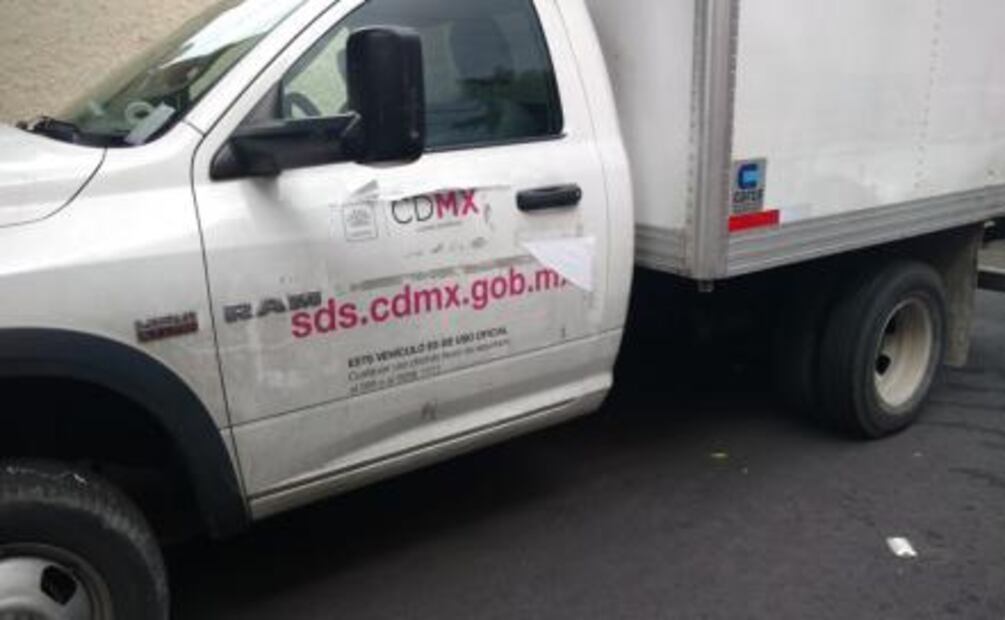 Investigan camioneta llena de despensas en la Portales