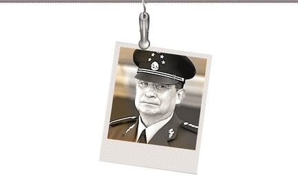 El general “supersecretario” (y la política)