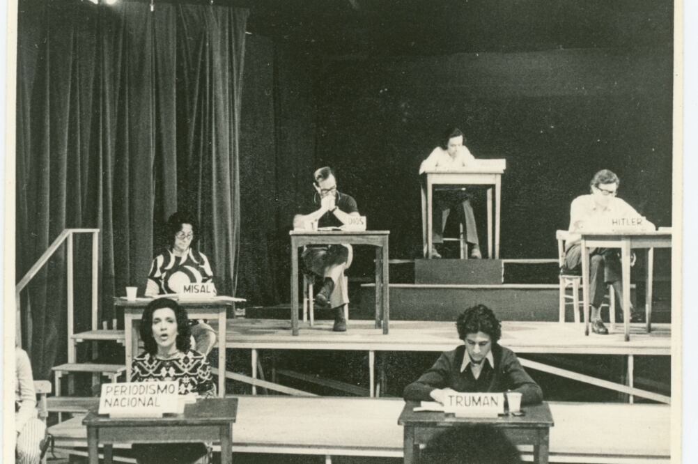 Puesta en escena de Operativo: “Pacem in Terris”, 1972. Adaptación de Palabras ajenas por Pedro Asquini en el Teatro Larrañaga, Buenos Aires. (ARCHIVO DE ADRIANA VENTURINO. CORTESÍA MUSEO JUMEX.)