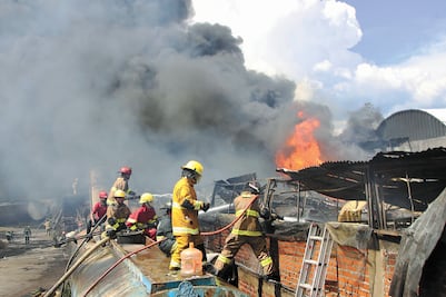 Sofocan incendio en una fábrica en Chicoloapan