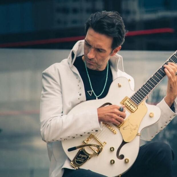 Mira la nueva línea de chamarras del cantante Leonardo de Lozanne