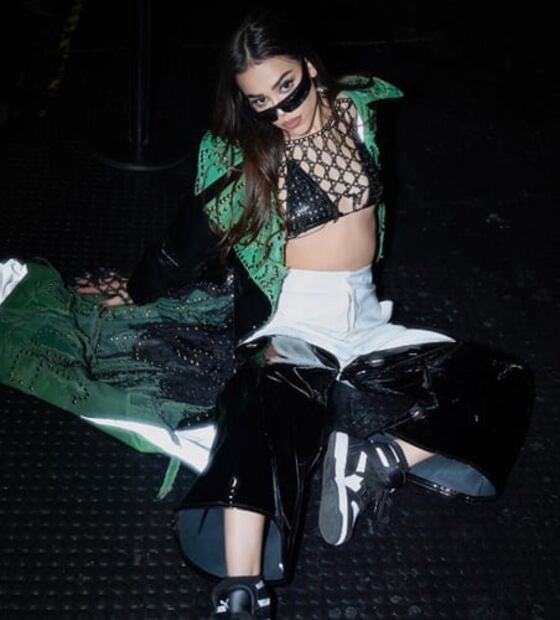 Danna Paola se da tremendo beso con una bailarina en medio de uno de sus conciertos
