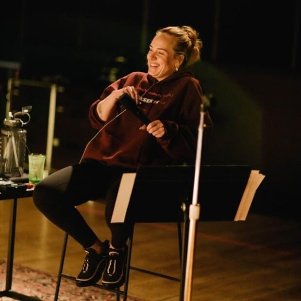 Adele confirma que puedes verte increíble con tenis y leggings
