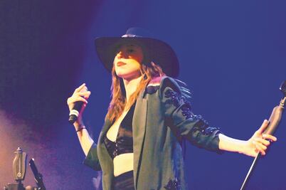 Paty Cantú vuelve como una heroína