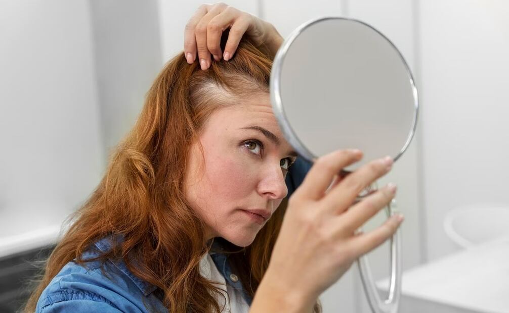 El té negro puede ser una alternativa natural para quienes buscan disimular las canas. Foto: Pexels.
