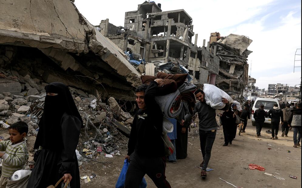 Palestinos desplazados avanzan desde el sur hacia el norte de Gaza en medio de un alto al fuego entre Israel y Hamás, en el centro de la Franja de Gaza, el 28 de enero de 2025. Foto: AP