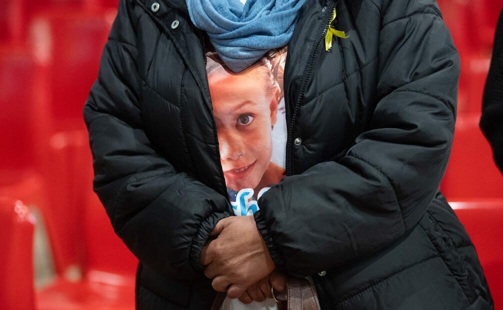 Un miembro del público viste una camiseta con la foto de la niña desaparecida Joshlin Smith en el tribunal de Saldanha Bay el 29 de mayo de 2025, donde Raquel "Kelly" Smith y los coacusados ​​Steveno van Rhyn y Jacquen Appollis recibirán sus sentencias después de ser declarados culpables de traficar con la hija de seis años de Smith, que ha estado desaparecida durante más de un año. Foto: AFP