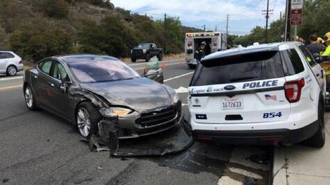 Otro choque de Tesla, esta vez con una patrulla...