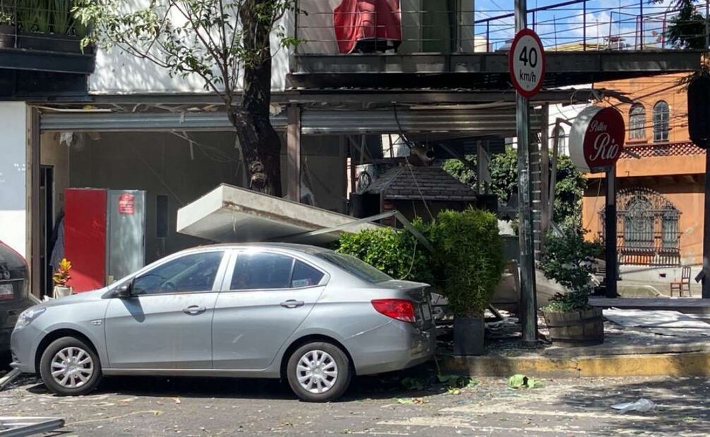 La explosión provocó el colapso parcial de la fachada de la rosticería, la cual cayó sobre dos vehículos que se encontraban estacionados frente al establecimiento. (22/07/25) Foto: Juan Carlos Williams