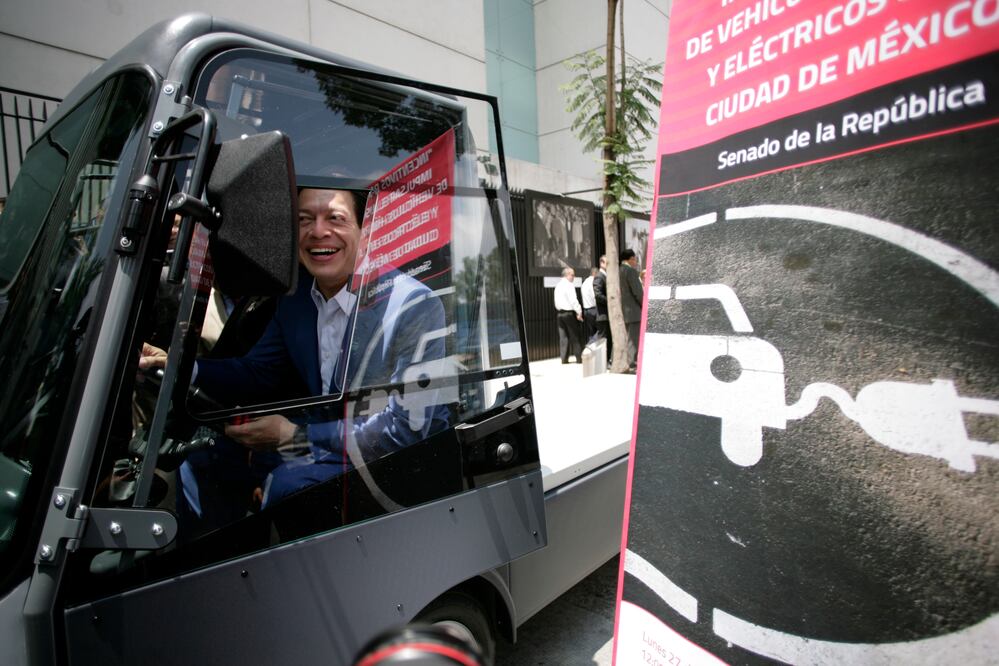 El senador Mario Delgado (PRD) dio una vuelta ayer por las calles Madrid, París y Paseo de la Reforma, en los alrededores del Senado, para probar un vehículo eléctrico (IVÁN STEPHENS. EL UNIVERSAL)