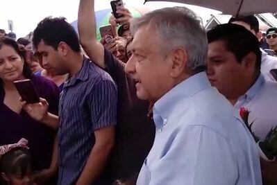 López Obrador visita la tumba de su ex esposa en Villahermosa