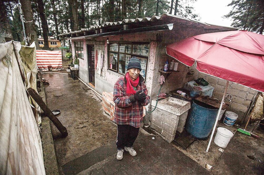 El señor Javier Huerta asegura que hace tres días empezó a sentirse un frío atípico, que aunque tomen precauciones, dice, es imposible dejar de resentir (GERMÁN ESPINOSA. EL UNIVERSAL)