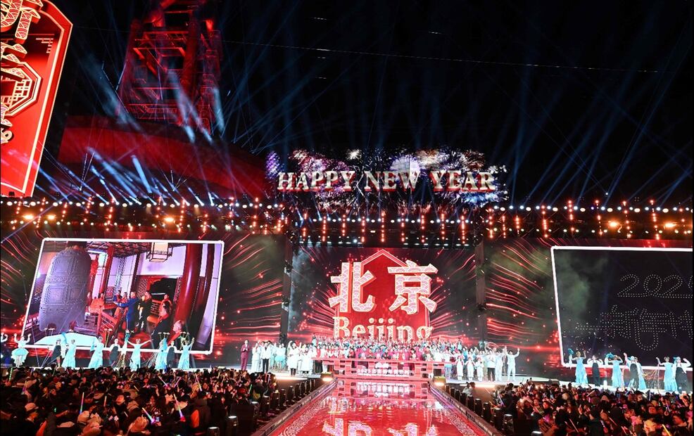 Gente participa en las celebraciones de la cuenta regresiva del Año Nuevo en Beijing el 1 de enero de 2025. Foto: AFP