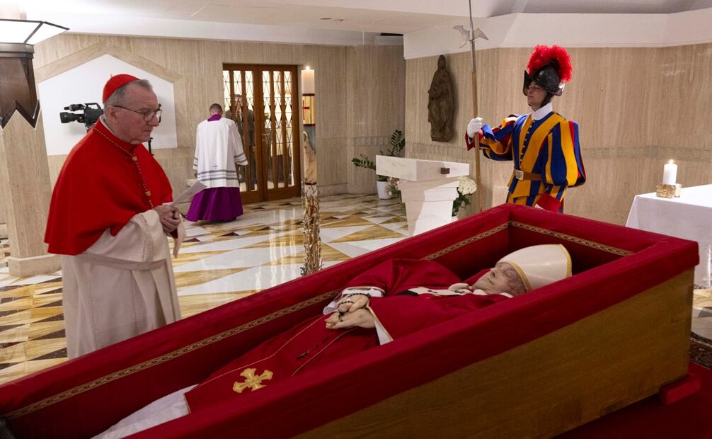 Kevin Joseph Farrel, ante el ataúd del papa Francisco. Foto: EFE