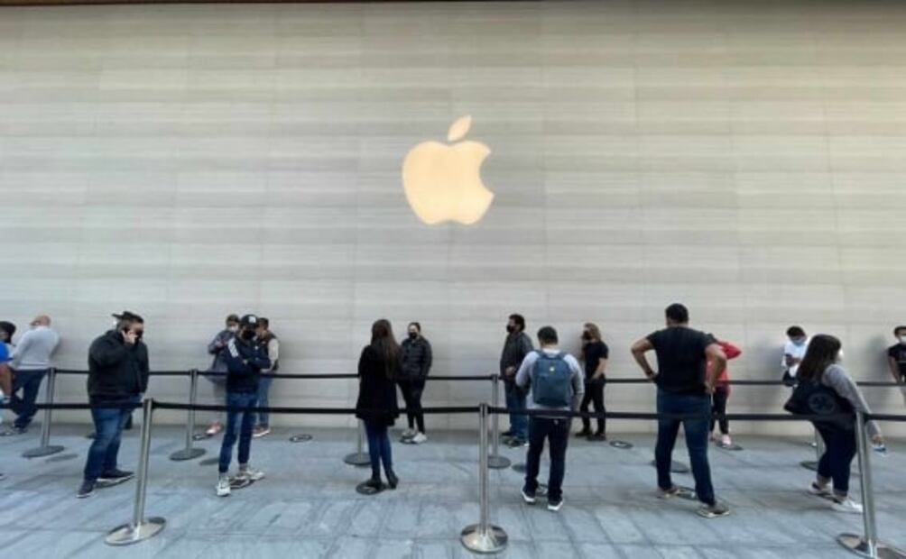 Arturo Delgado, primer mexicano en comprar el iPhone 13