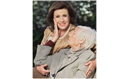 Laura Zapata y Thalía celebran los 104 años de su abuela