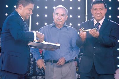 Develan estatua de Juan Gabriel en medio de disputas