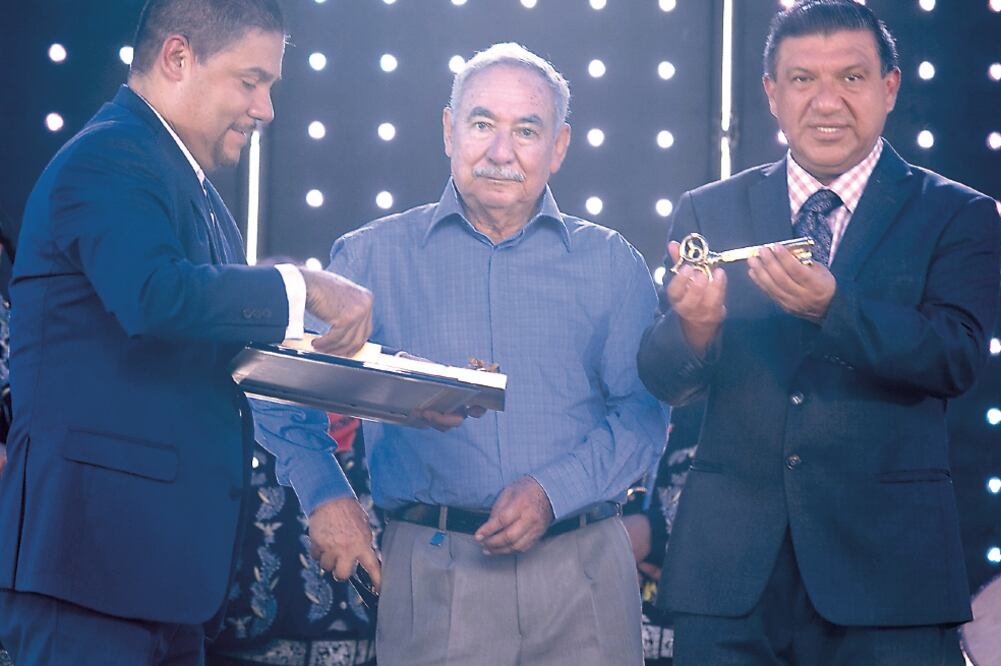 Acudieron autoridades de Parácuaro y Pablo Aguilera (al centro) (CARLOS ARRIETA. EL UNIVERSAL)