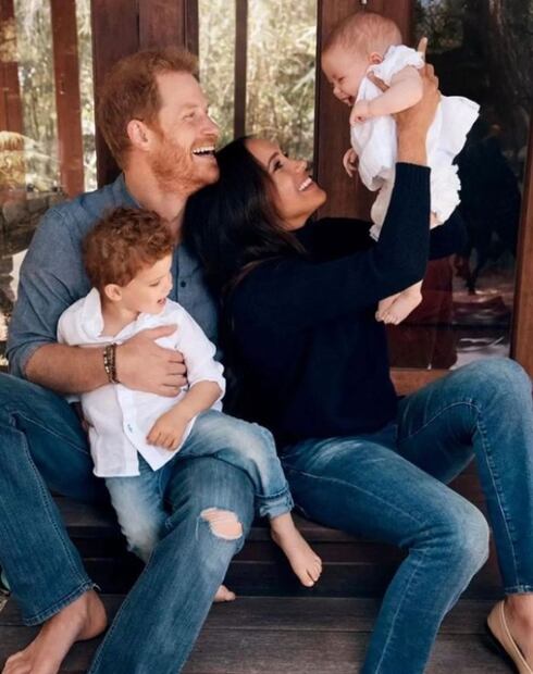 Harry y Meghan incluyen en su postal navideña la primera foto de su hija