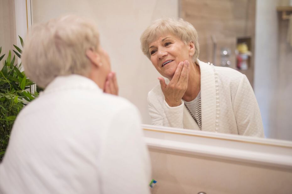 La edad causa canas, pero también la genética. Foto: Freepik