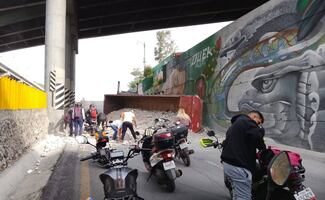 Góndola con 40 toneladas de cascajo vuelca en Iztapalapa; afecta circulación en la México-Puebla