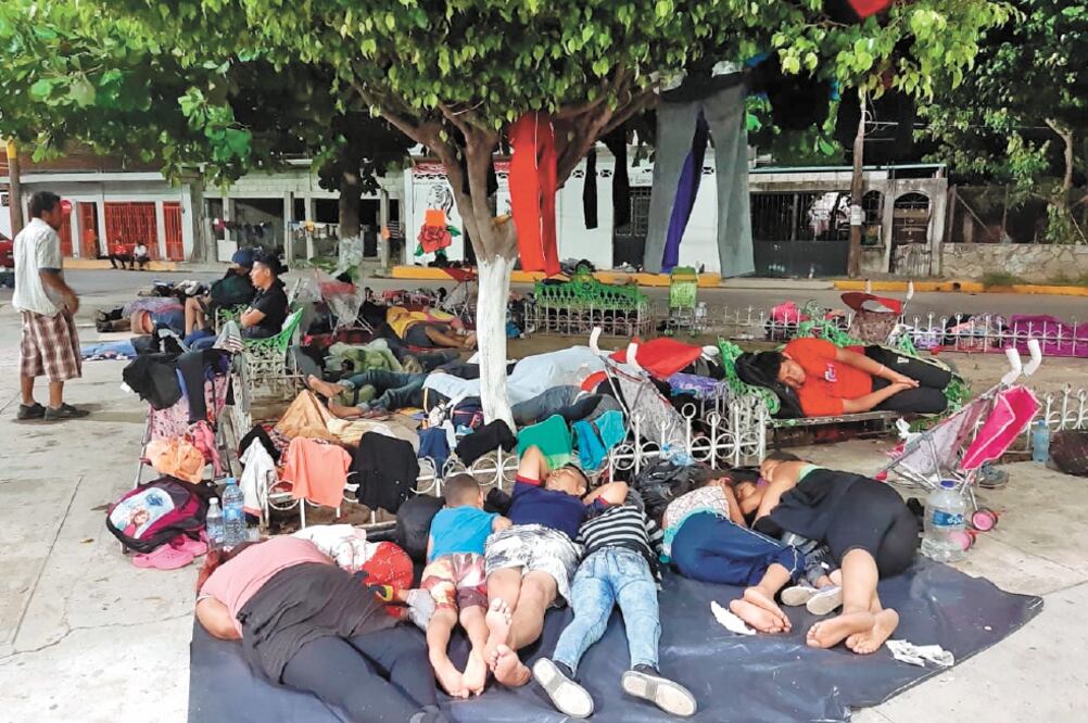 Tras 12 horas de camino, los migrantes descansaron en el parque central de Huehuetán. Foto: MA. DE JESÚS PETERS. EL UNIVERSAL