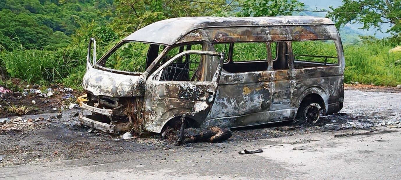Una camioneta de transporte colectivo fue quemada por integrantes del crimen organizado. Foto: Especial