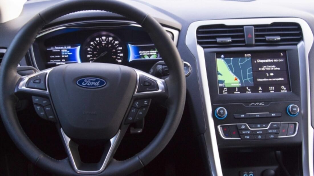 Fusion Hybrid junta lo mejor de un sedán con poco consumo de gasolina