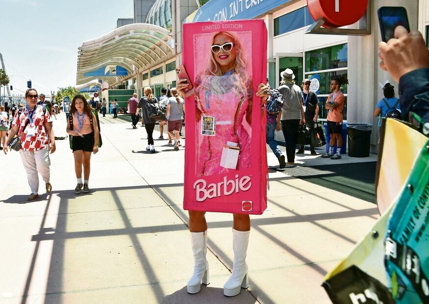 No faltaron los disfraces de Barbie, en alusión a su nueva película. Foto: Chris Delmas / AFP