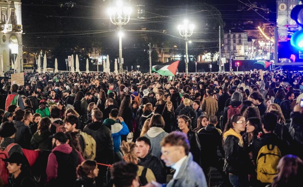 Personas participan en una manifestación en solidaridad con el pueblo palestino y para conmemorar el segundo aniversario del ataque de Hamás contra Israel, en Turín, Italia, el 7 de octubre de 2025. El 7 de octubre se cumple el segundo aniversario del ataque transfronterizo de Hamás en Israel el 7 de octubre de 2023, que causó la muerte de unos 1200 israelíes y desencadenó una campaña militar israelí en respuesta en la Franja de Gaza, que causó la muerte de más de 67 mil palestinos y destruyó el enclave palestino. Foto: EFE/TINO ROMANO