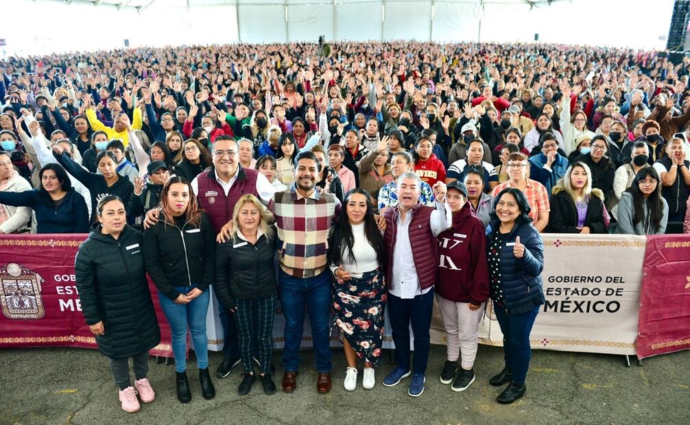En el estadio Neza 86, se congregaron tres mil mujeres beneficiarias. Foto: Especial.