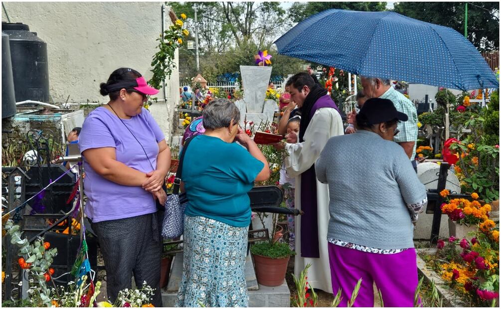 Familias visitan a sus muertos en el panteón de Santa Úrsula Coapa, CDMX. Foto: Jorge Alejandro Medellín / EL UNVIERSAL