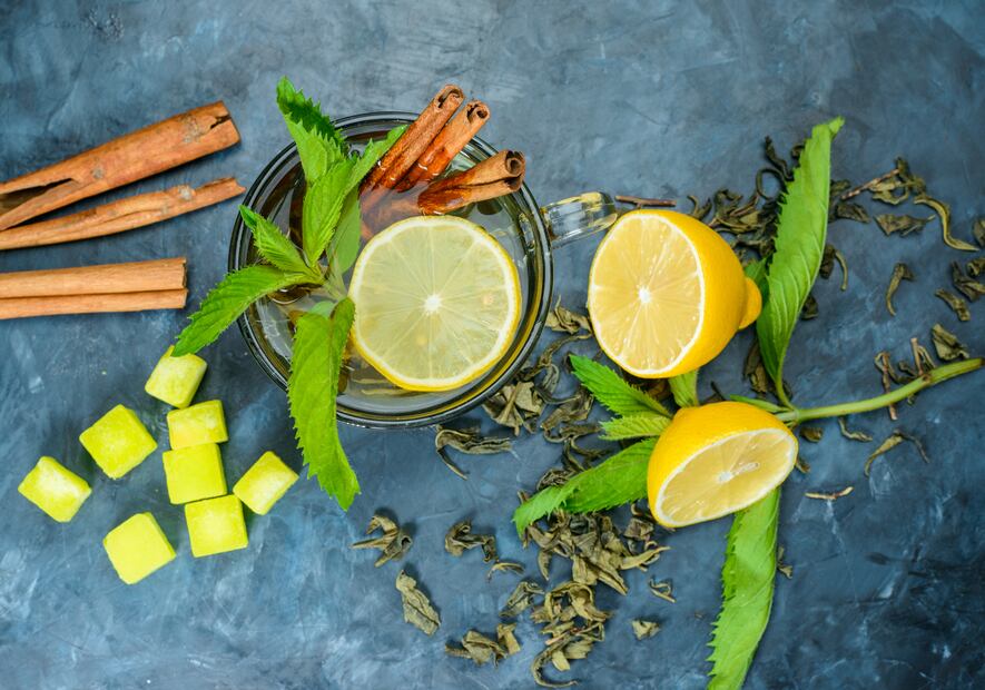 El té de cedrón puede mejorar el sueño y aliviar el insomnio gracias a sus efectos ansiolíticos. Foto: Freepik