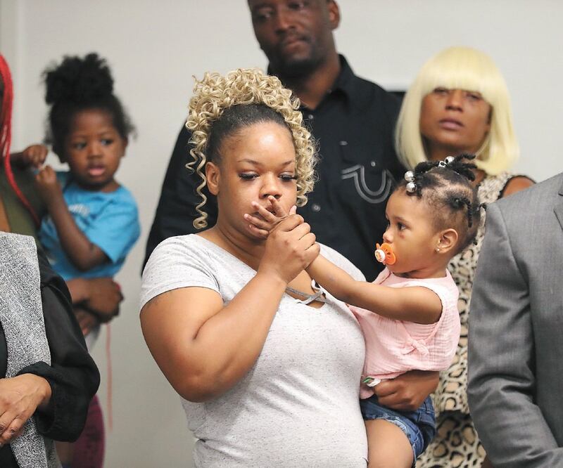 Tomika Miller, viuda de Rayshard Brooks, con su hija Memory, de dos años, durante la conferencia de ayer sobre el asesinato de Brooks. AP