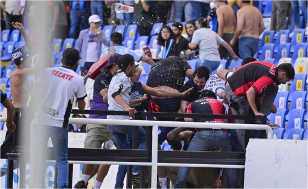 Terror en la Liga MX: Barristas de Atlas y Querétaro invaden la cancha