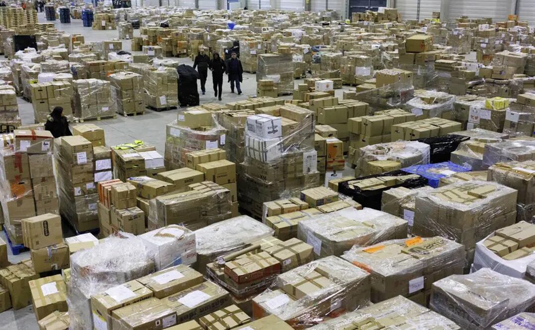 Cajas de donaciones para las víctimas del sismo en Turquía y Siria, en el aeropuerto de Schoenefeld cerca de Berlín, Alemania. Foto: AP 
