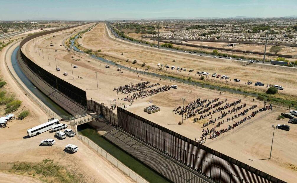 Migrantes esperan en la frontera México - EU. Foto: EFE