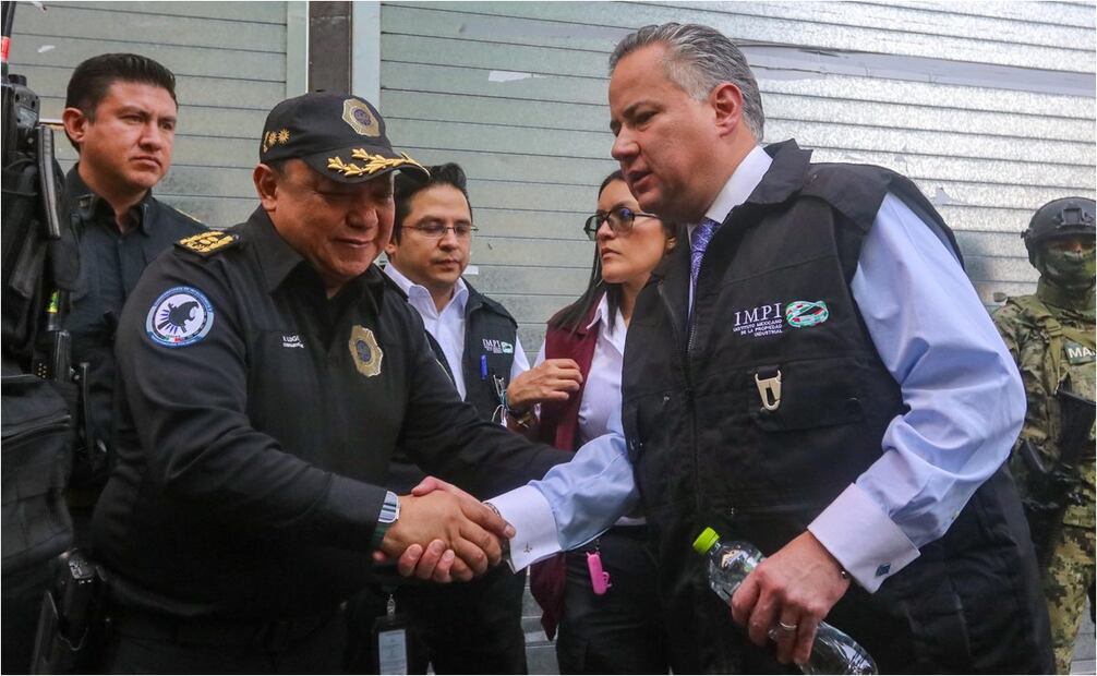 Santiago Nieto, director del IMPI en el decomiso de mercancia de procedencia ílicita en Plaza Mart México, en Izazaga. Foto: Axel Sánchez/EL UNIVERSAL