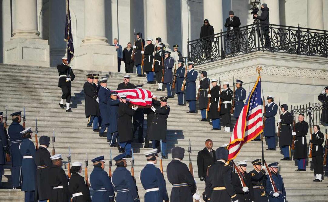 El ataúd cubierto con la bandera del expresidente estadounidense Jimmy Carter es transportado por una guardia de honor militar de servicios conjuntos por las escaleras del Capitolio de los Estados Unidos durante su funeral, en Washington, DC, EU., el 9 de enero de 2025. Después de un funeral de estado en el Museo Nacional de Washington Catedral, los restos del ex presidente Carter regresarán a Plains, Georgia. Foto: EFE