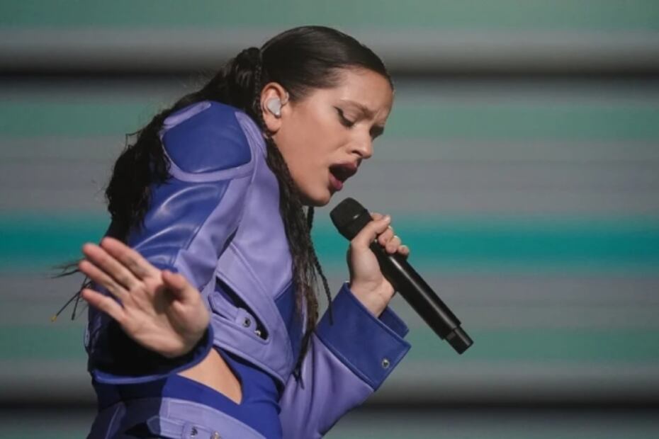 La impensada reacción de Rosalía al ser golpeada por un objeto durante un concierto